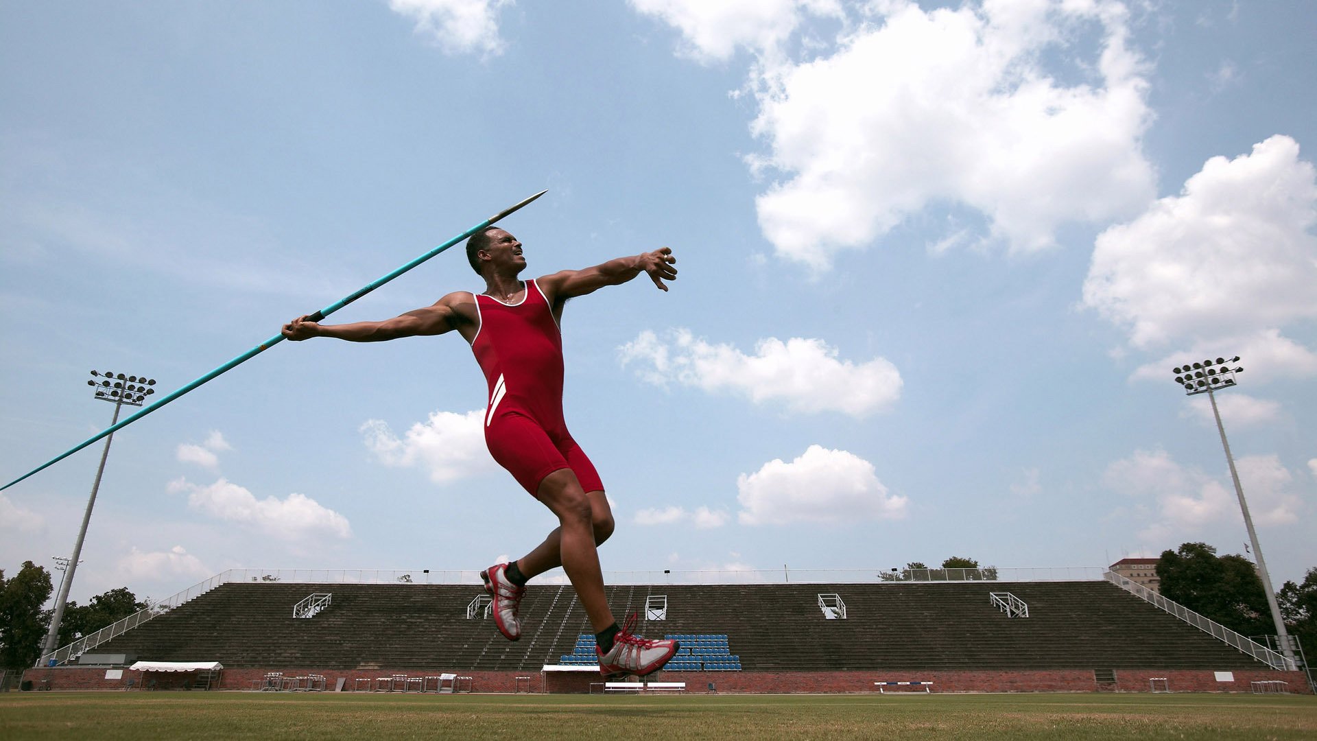 校园体育竞赛激发学生运动热情，学校开展体育竞赛活动不仅可以发挥